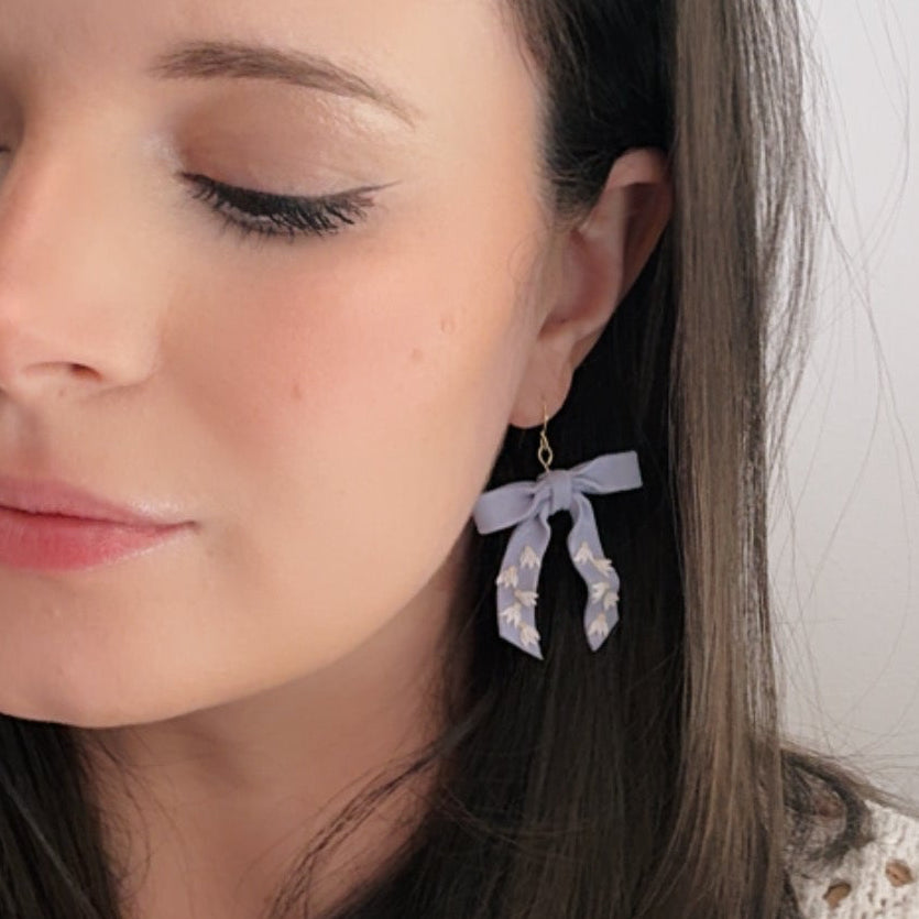 Kate Bow in Blue Daisies